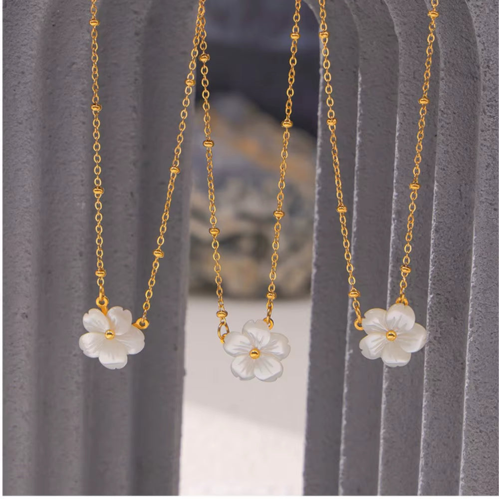 Stainless Steel Gold Plated Chain Elegant Necklace for Women White Shell Flower Shaped Pendant Necklace Summer Jewelry Gift