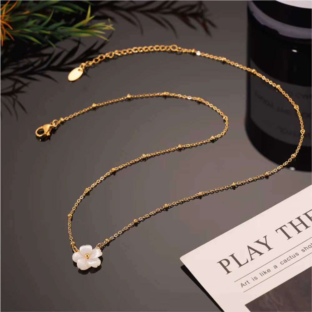 Stainless Steel Gold Plated Chain Elegant Necklace for Women White Shell Flower Shaped Pendant Necklace Summer Jewelry Gift