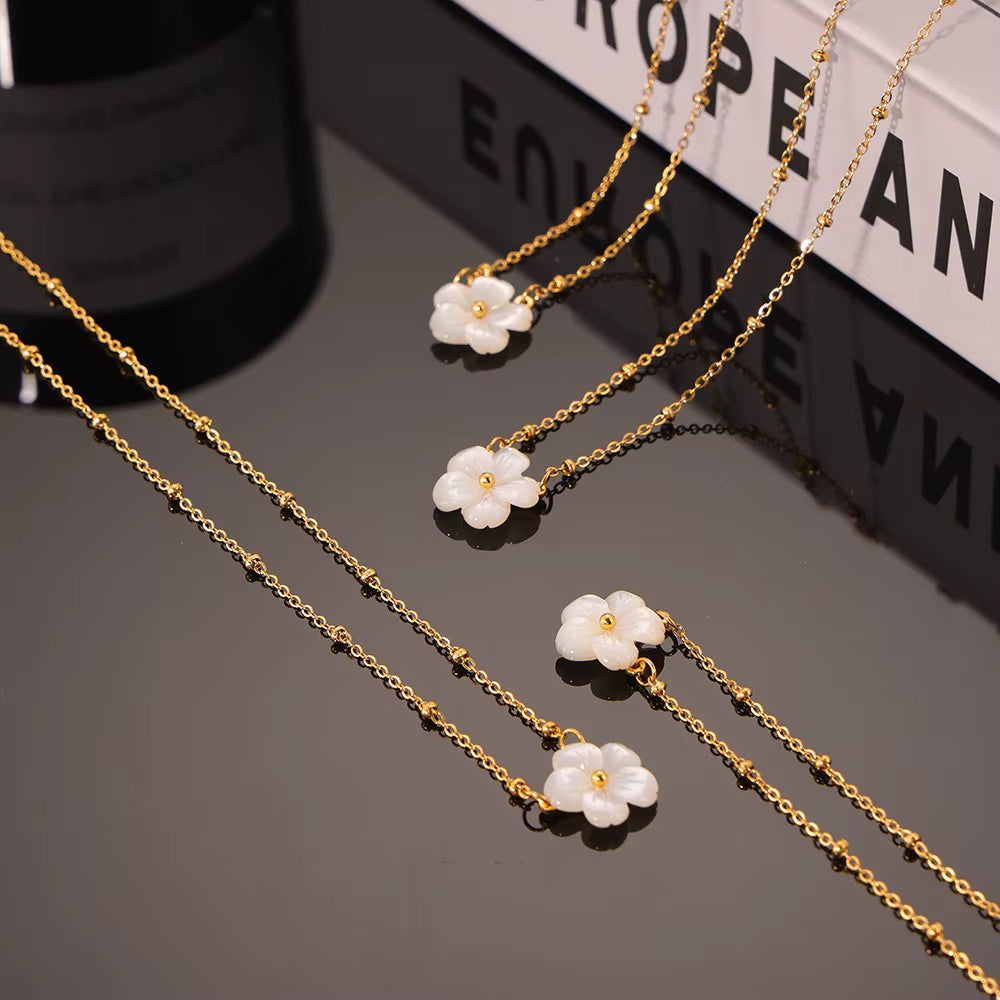 Stainless Steel Gold Plated Chain Elegant Necklace for Women White Shell Flower Shaped Pendant Necklace Summer Jewelry Gift